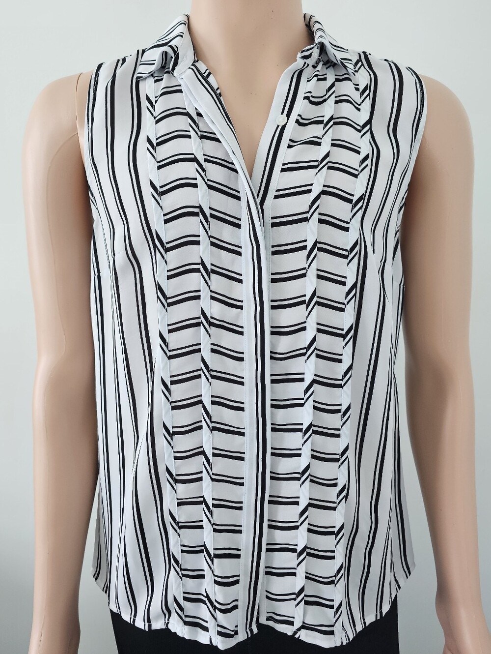 Dana Buchman Sleeveless Button-down White + Black Striped Blouse | Size Medium